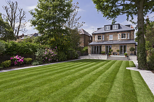 beautiful-home-with-stripes-on-lawn