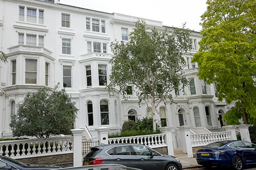 exterior-view-of-white-mansion-block-in-london-(1)